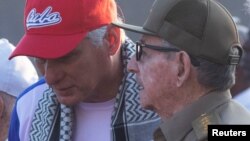 Miguel Díaz-Canel y Raúl Castro en un desfile del 1ro de Mayo de 2024.