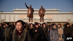 Ciudadanos de Pyongyang rinden tributo a Kim Il Sung (right.) en 76 aniversario de la fundación de Corea del Norte.
